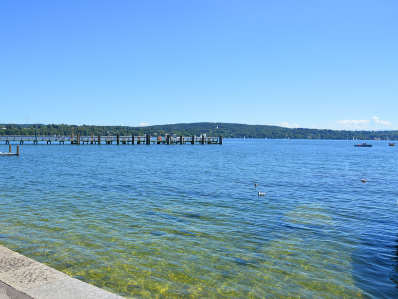 Kristallklares, türkisfarbenes Wasser am Starnberger See bei Tutzing – ein beliebtes Ausflugsziel nahe dem Hotel Asemann in Planegg.