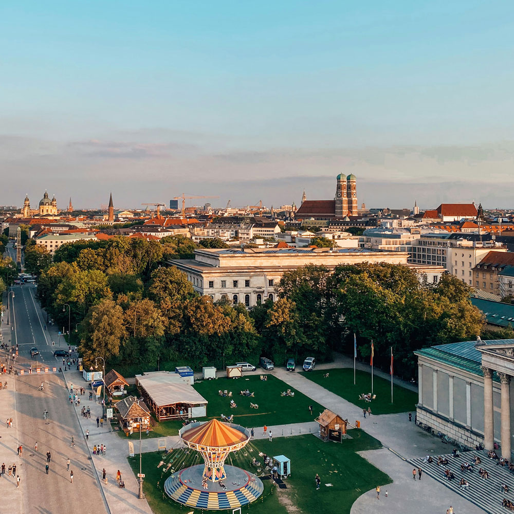 München gilt weltweit als eine der bedeutendsten Kulturmetropolen. Von weltberühmten Kunstsammlungen über faszinierende Technikgeschichte bis hin zu hochkarätigen Theater- und Konzertabenden – durch die hervorragende Anbindung unseres Hotels tauchen Sie in kürzester Zeit in das vielfältige kulturelle Leben der Landeshauptstadt ein. München gilt weltweit als eine der bedeutendsten Kulturmetropolen. Von weltberühmten Kunstsammlungen über faszinierende Technikgeschichte bis hin zu hochkarätigen Theater- und Konzertabenden – durch die hervorragende Anbindung unseres Hotels tauchen Sie in kürzester Zeit in das vielfältige kulturelle Leben der Landeshauptstadt ein.