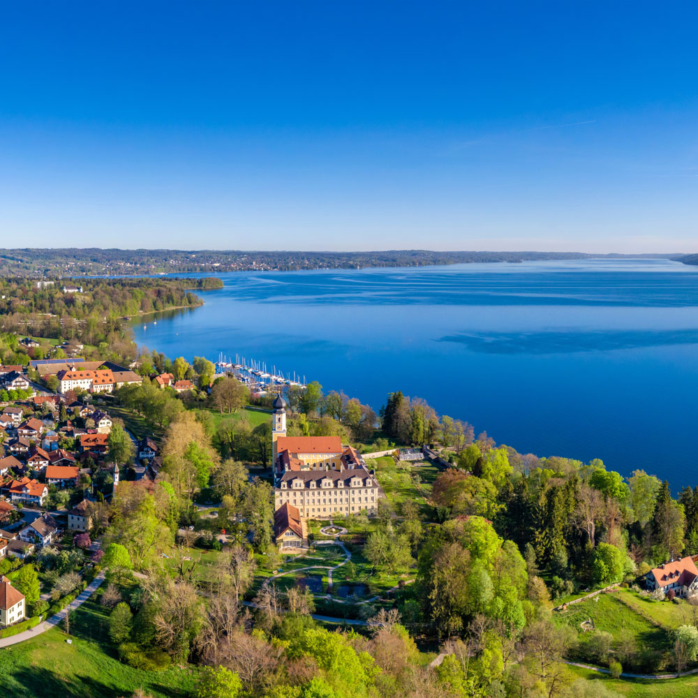 Ein Ausflug an das „Bayerische Meer“ gehört zu den absoluten Highlights Ihres Aufenthalts. Ob für einen entspannten Spaziergang an der Seepromenade, eine sommerliche Abkühlung oder eine malerische Schifffahrt vor beeindruckender Alpenkulisse – von Planegg aus erreichen Sie den Starnberger See in kürzester Zeit. Ein Ausflug an das „Bayerische Meer“ gehört zu den absoluten Highlights Ihres Aufenthalts.